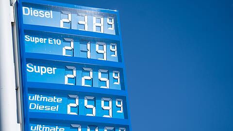 An einer Tankstelle werden die aktuellen Preise für Diesel und Benzin angegeben.