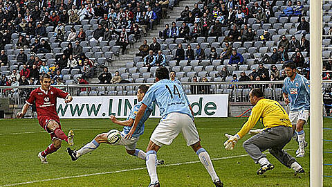 Der K.o.-Treffer: JEndrisek schießt zum 1:0 für die Lauterer ein. Keeper Kiraly ist machtlos.