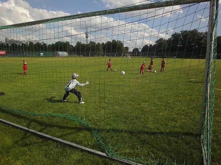 Er wirkt winzig, trotzdem stellt sich der kleine Tormann in den Kasten: Ein Team des Olydorf-Cups.
