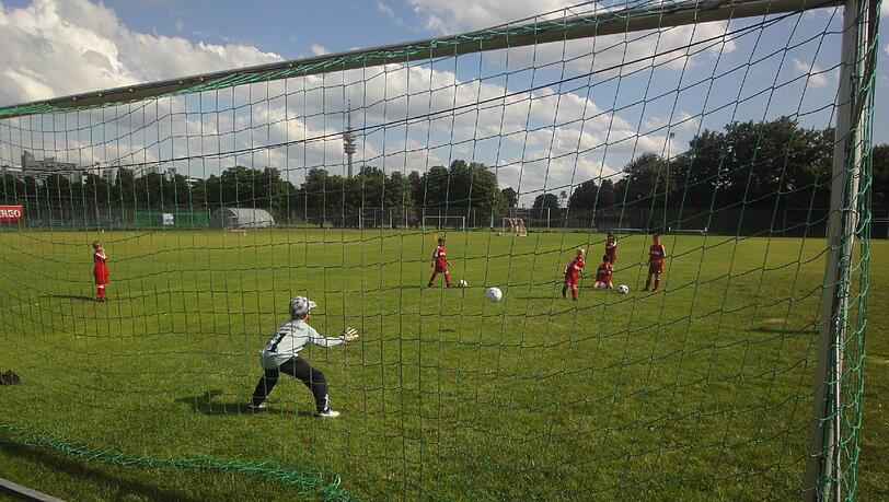 Er wirkt winzig, trotzdem stellt sich der kleine Tormann in den Kasten: Ein Team des Olydorf-Cups. Er wirkt winzig, trotzdem stellt sich der kleine Tormann in den Kasten: Ein Team des Olydorf-Cups.