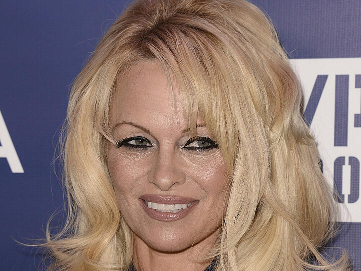 Pamela Anderson setzt ihren Mann vor die Tür