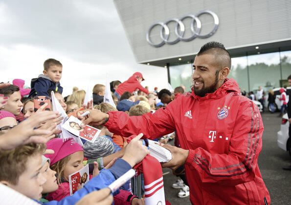 Arturo Vidal gibt Autogramme.