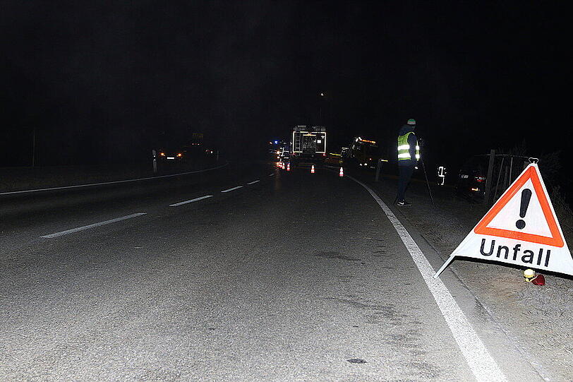 Unfall auf spiegelglatter Straße: Eine 20-Jährige überschlägt sich mit ihrem Fiesta mehrfach.