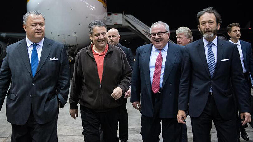 Außenminister Sigmar Gabriel (2.v.l, SPD) wird in Mexiko-Stadt vom mexikanischen Botschafter in Deutschland, Rogielo Granguillhome (2.v.r), und dem deutschen Botschafter in Mexiko, Viktor Elbling (r), begrüßt.