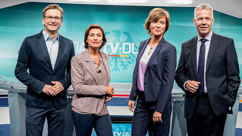 Die Moderatoren Claus Strunz (SAT.1, l-r), Sandra Maischberger (ARD), Maybrit Illner (ZDF) und Peter Kloeppel (RTL) führen durch das TV-Duell. Die Moderatoren Claus Strunz (SAT.1, l-r), Sandra Maischberger (ARD), Maybrit Illner (ZDF) und Peter Kloeppel (RTL) führen durch das TV-Duell.
