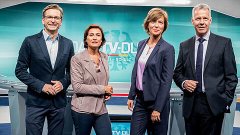 Die Moderatoren Claus Strunz (SAT.1, l-r), Sandra Maischberger (ARD), Maybrit Illner (ZDF) und Peter Kloeppel (RTL) führen durch das TV-Duell.
