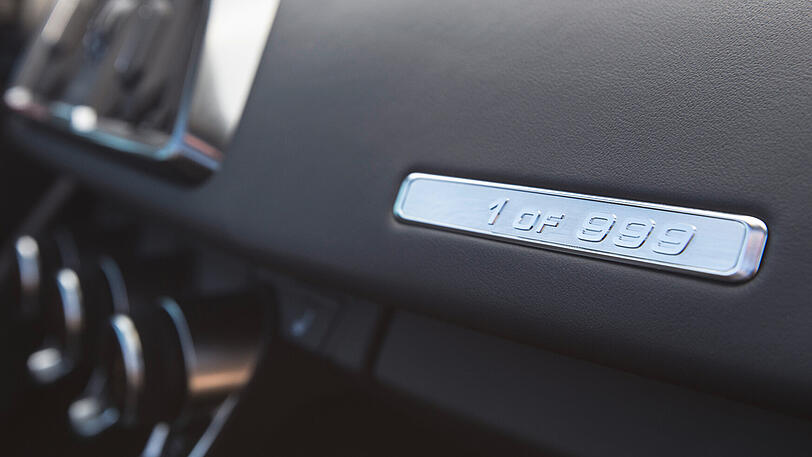 Einer von 999: Die Plakette vor dem Beifahrer unterstreicht die Sonderstellung des R8 mit Heckantrieb.