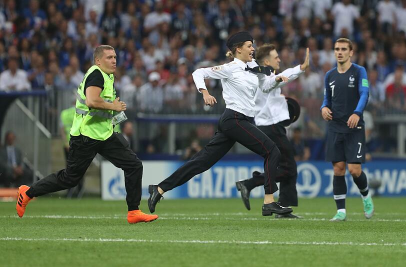 "Pussy Riot" beim WM-Finale. Die Bilder von der Flitz-Einlage in Moskau