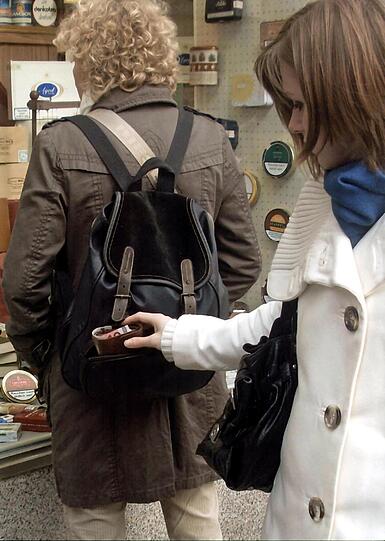 Wer seine Geldbörse so offen in der Handtasche trägt, macht es Dieben leicht.