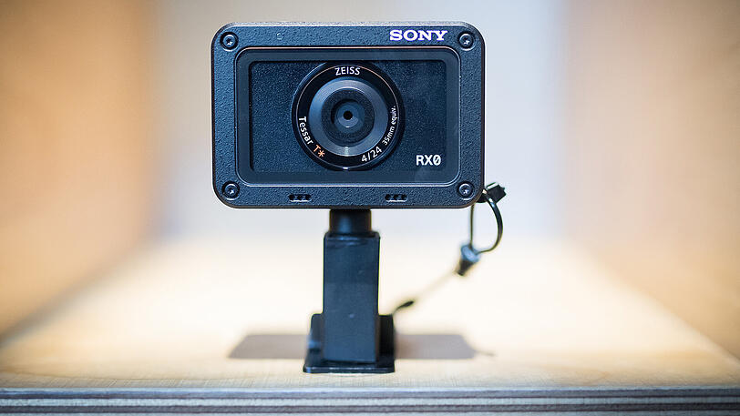 Sonys RX0 hat ein 24-mm-Weitwinkelobjektiv und einen Ein-Zoll-Sensor mit 15,3 Pixeln Auflösung.