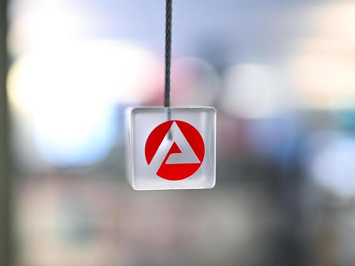 Auf einem transparenten Würfel ist das Logo der "Bundesagentur für Arbeit" zu sehen. Foto: Felix Kästle/dpa/Symbolbild
