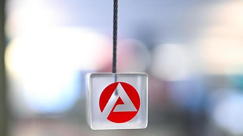 Auf einem transparenten Würfel ist das Logo der "Bundesagentur für Arbeit" zu sehen. Foto: Felix Kästle/dpa/Symbolbild