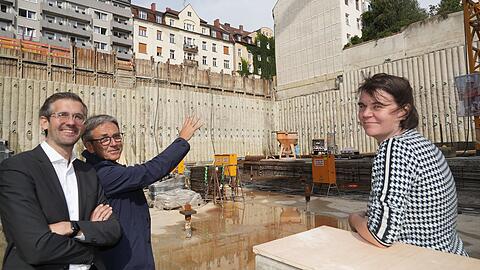 Projektleiter Alexander Sälzle, Professor Ludwig Wappner und Anna Hanusch (von links) bei der Grundsteinlegung.