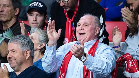 Uli Hoeneß, der frühere Vereinspräsident vom FC Bayern, beobachtet das Spiel.