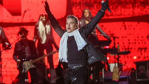Hielt sich mit Handschuhen und Schal warm: Robbie Williams auf der Bühne in Schladming.