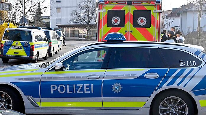 Rund zehn Streifen rücken aus, nachdem eine Frau ihre Nachbarin in Ramersdorf mit einem Messer bedroht hat. (Symbolbild)