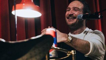 Frederick Lau bei seinem Live-Podcast.