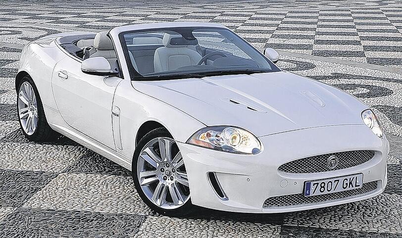 Bringt&rsquo;s dank Kompressor-Aufladung auf bis zu 510 PS &ndash; und klingt auch richtig gut: das noble XK Cabrio von Jaguar.