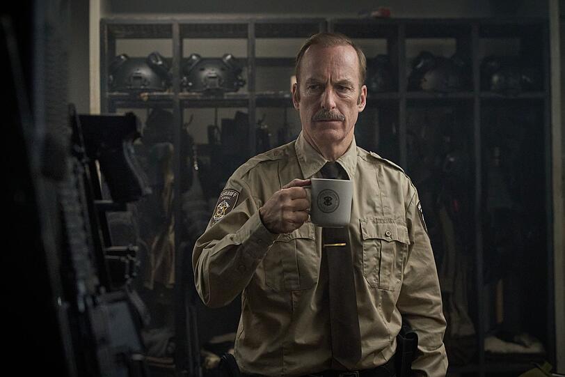 Als Ulysses (Bob Odenkirk) den Job als Aushilfssheriff in der Kleinstadt Normal annahm, erwartete er eine ruhige Zeit. Doch bald entwickelt sich alles ganz anders ...