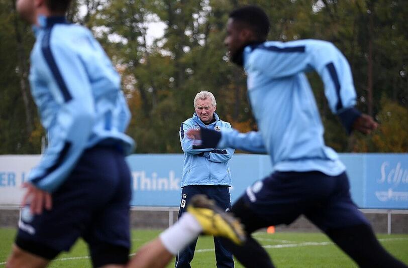 Dezimiertes Löwen-Training: 1860-Trainer Benno Möhlmann mit seinen Spielern auf dem Platz.