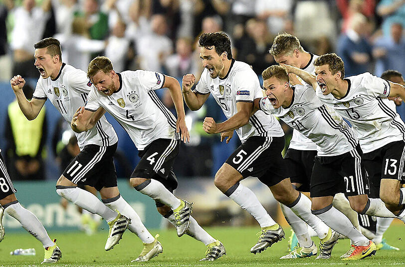 Jaaaaaaaaaaaaaaaaaaaaaaaaaaaa! - Die restlichen Elfmeterschützen rennen auf Jonas Hector zu. Es ist geschafft, Deutschland steht im Halbfinale!