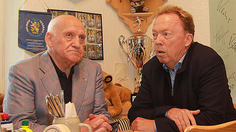 Peter Grosser (l.), der Kapitän der Löwen-Meistermannschaft von 1966 mit dem aktuellen TSV-Präsidenten Peter Cassalette.