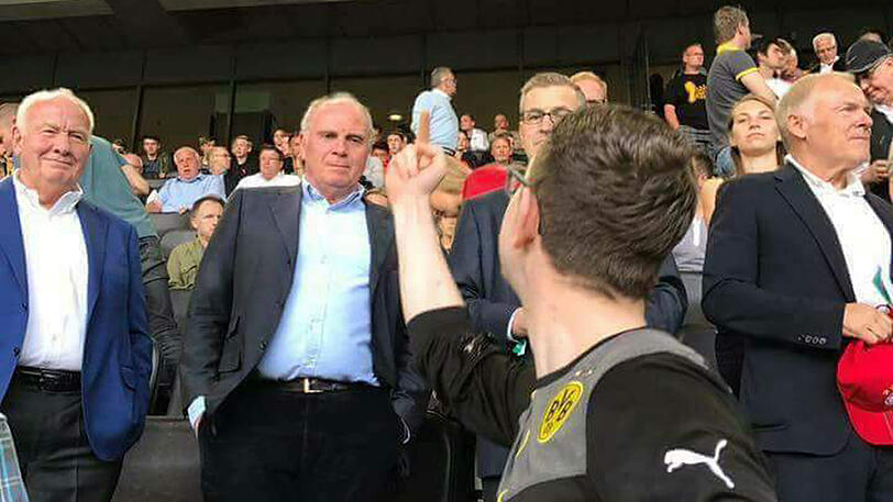 Regungslos, aber vermutlich fassungslos registriert Bayern-Präsident Uli Hoeneß die eindeutige Geste des jungen BVB-Fans vor ihm auf der Tribüne des Signal Iduna Parks in Dortmund.