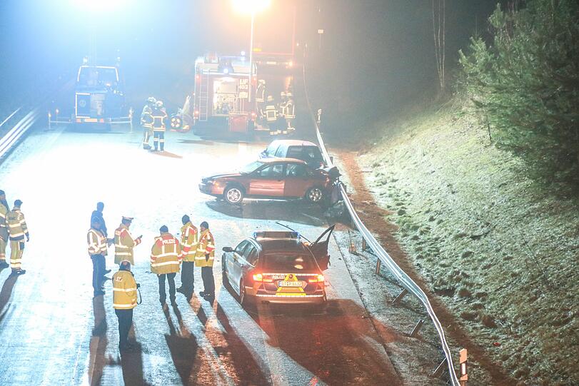 Tragischer Unfall auf der A73: Nach einem leichten Unfall mit Blechschaden wird ein Lkw-Fahrer von einem Auto erfasst und tödlich verletzt.