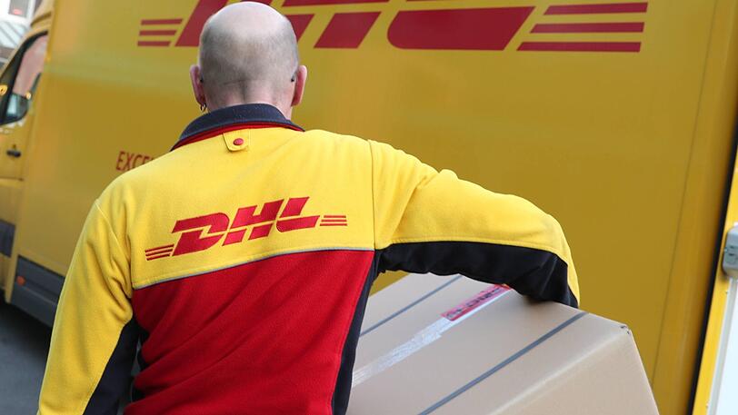 Ein DHL-Mitarbeiter hat mehrfach hochwertige Pakete aus der eigenen Filiale entwendet, ehe ihm die Polizei auf die Schliche kam. (Symbolbild)