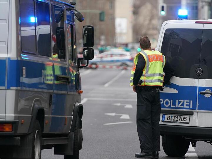 Polizeifahrzeuge sperren die Straßen um die Kreuzung Kochstraße Friedrichstraße in der Nähe des Checkpoint Charlie ab.