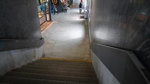 Manche Treppenaufgänge an dem S-Bahn-Knoten Donnersbergerbrücke wirken schmuddelig-dunkel. Das will der Bezirk verbessern.
