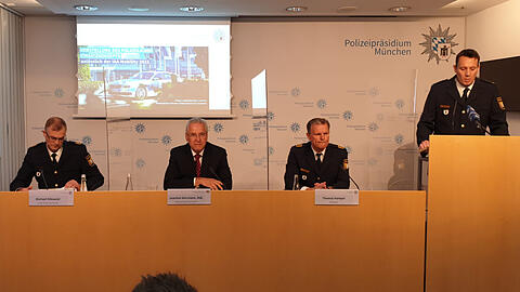 Die Polizei München und Innenminister Joachim Herrmann stellen das Einsatzkonzept zur IAA Mobility in München vor: (v.l.) Einsatzleiter Polizeivizepräsident Michael Dibowski, Herrmann, Polizeipräsident Thomas Hampel und Pressesprecher Andreas Franken.
