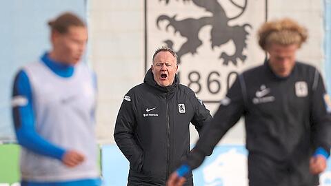 Brüllt los, ihr Löwen: Interimstrainer Frank Schmöller gibt die neue weiß-blaue Richtung vor. Foto: Lackovic/Imago