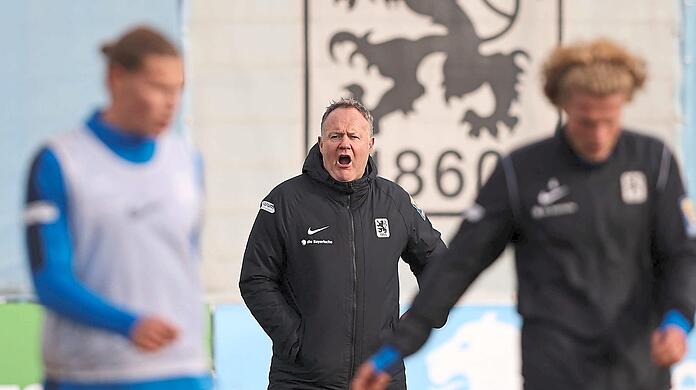 Brüllt los, ihr Löwen: Interimstrainer Frank Schmöller gibt die neue weiß-blaue Richtung vor. Foto: Lackovic/Imago