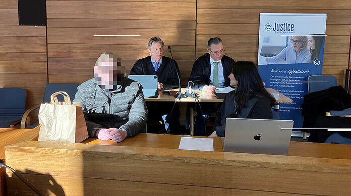 Der Angeklagte (l.) im Hanna-Prozess, Sebastian T., mit seinen beiden Pflichtverteidigern und Wahl-Verteidigerin Regine Rick. Am Freitag werden die Plädoyers vorgetragen.