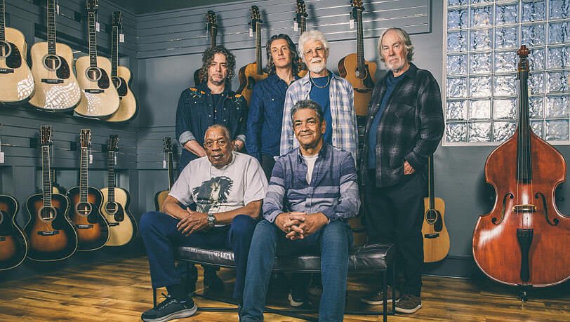 Tony Leone, Scott Sharrard, Fred Tackett und Bill Payne (stehend, v. l.) mit Sam Clayton und Kenny Gradney (sitzend) sind die gegenwärtige Besetzung von Little Feat.