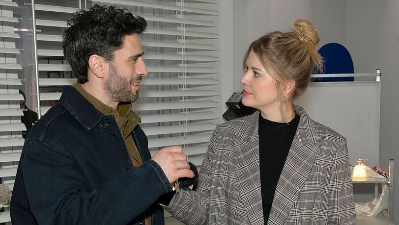 "GZSZ": Alicia (r.) findet in Tobias (l.) das perfekte Handmodel.