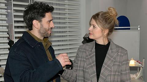 "GZSZ": Alicia (r.) findet in Tobias (l.) das perfekte Handmodel.