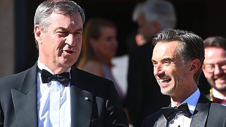 Florian Silbereisen (r.) mit Markus S&ouml;der in Bayreuth.