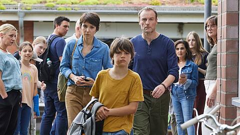 "Das verschwundene Kind": Aaron (Sammy Schrein, M.) hat in der Schule wieder Mist gebaut und wird von Sophie (Julia Koschitz, l.) und Thies (Mark Waschke, r.) abgeholt.