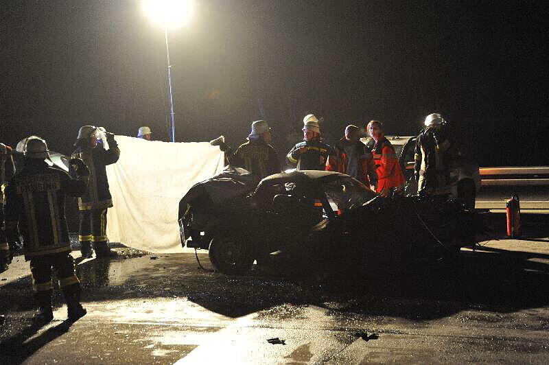 Rettungskräfte im Einsatz nach dem Unfall auf der A 92