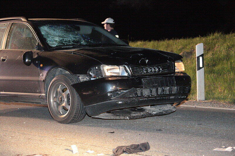Schwerer Unfall auf der B 15: Zwei Verletzte