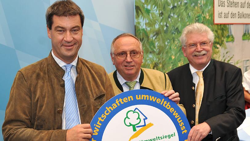 Weil sie sich mächtig anstrengen, die Umwelt zu schonen: Das Siegel in Gold für die Wirte gab es von den Ministern Markus Söder und Martin Zeil. Weil sie sich mächtig anstrengen, die Umwelt zu schonen: Das Siegel in Gold für die Wirte gab es von den Ministern Markus Söder und Martin Zeil.