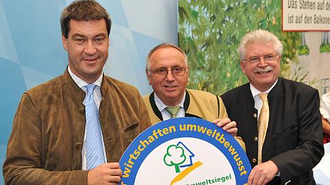 Weil sie sich mächtig anstrengen, die Umwelt zu schonen: Das Siegel in Gold für die Wirte gab es von den Ministern Markus Söder und Martin Zeil.