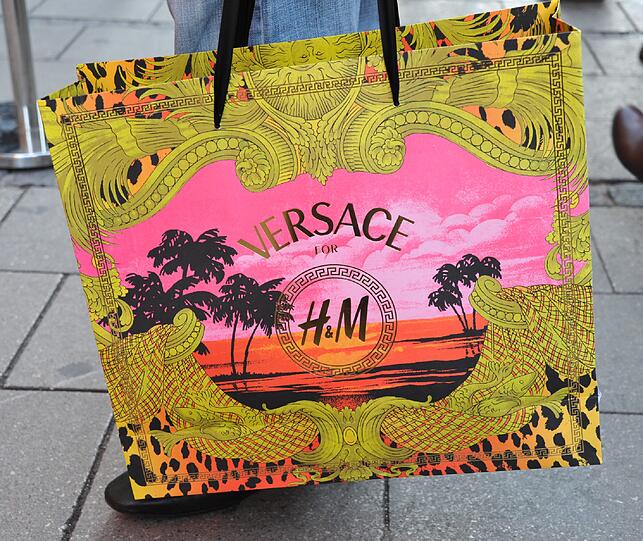 Am Donnerstagmorgen startete der Verkauf der neuen Versace-Kollektion bei H&M: Bereits in der Nacht standen die Münchener Schlange vor der H&M-Filiale in der Kaufinger Straße. Die AZ war beim Ansturm auf Versace dabei.