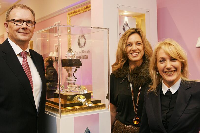 Carolin Schuhler und Waltraut von Mengden vom Cosmopolitan mit Oberpollinger-Geschäftsführer Holger Grabmeister bei "Prix de Beauté".