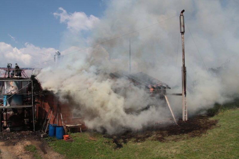 In Polling im Landkreis Mühldorf am Inn ist am Mittwoch eine Heizungsanlage abgebrannt - die Feuerwehr rückte mit einem Großaufgebot an. Der Schaden soll immens sein.