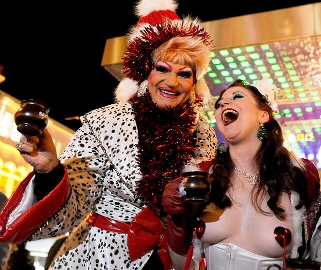 Eröffnet wurde der Weichnachtsmarkt von der Drag-Queen Olivia Jones (l) und der Burlesque-Tänzerin Eve Champagne.