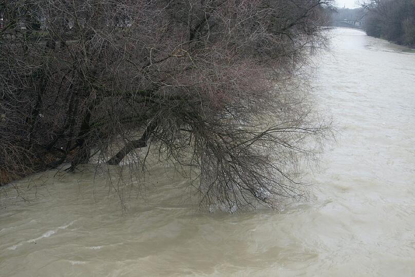 Dauerregen sorgt für Hochwasser an der Isar: In München wurde mit Hochwasserwarnstufe 1 gerechnet. Die Bilder.