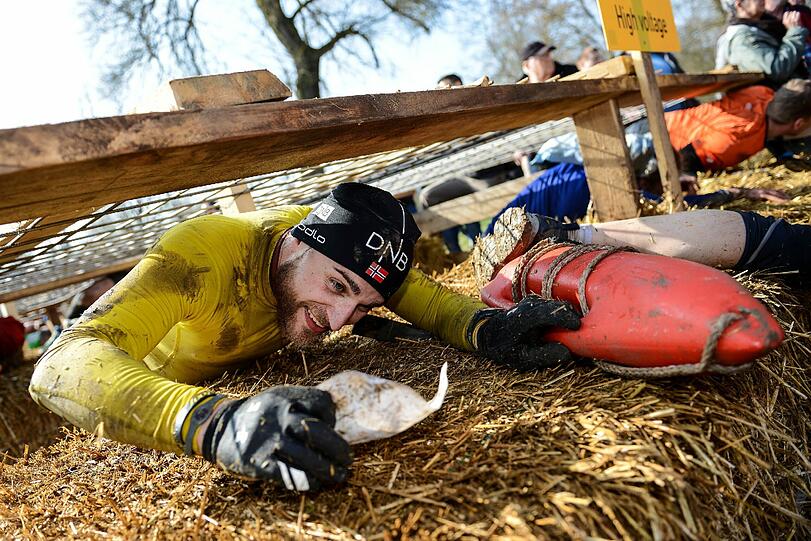 Auch dieser Teilnehme bekommt es während dem 5. Extremlauf «Braveheart-Battle» in Münnerstadt (Bayern) mit einem Kriech-Hindernis zu tun.